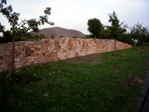Trockenmauer aus Wesersandstein